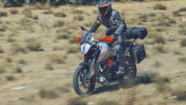 Може би най-известното приключение с малък работен обем е от легендарната марка и идва с 373.2-кубиков едноцилиндров двигател и 43 коня максимална мощност. Има контрол на сцеплението и ABS, чувствителен е към ъгъла на накланяне. Теглото е много ниско: едво 158 кг, въпреки че резервоарът е 14,5 литра. Височината на седалката е 86 см от земята, което е доста малко като се има предвид, че е с 19-17-цолови джанти. Между другото: тези със спици са по избор и струват 490 евро. Иначе се намира на западните пазари срещу 7690 евро, у нас се предлага на същите пари.